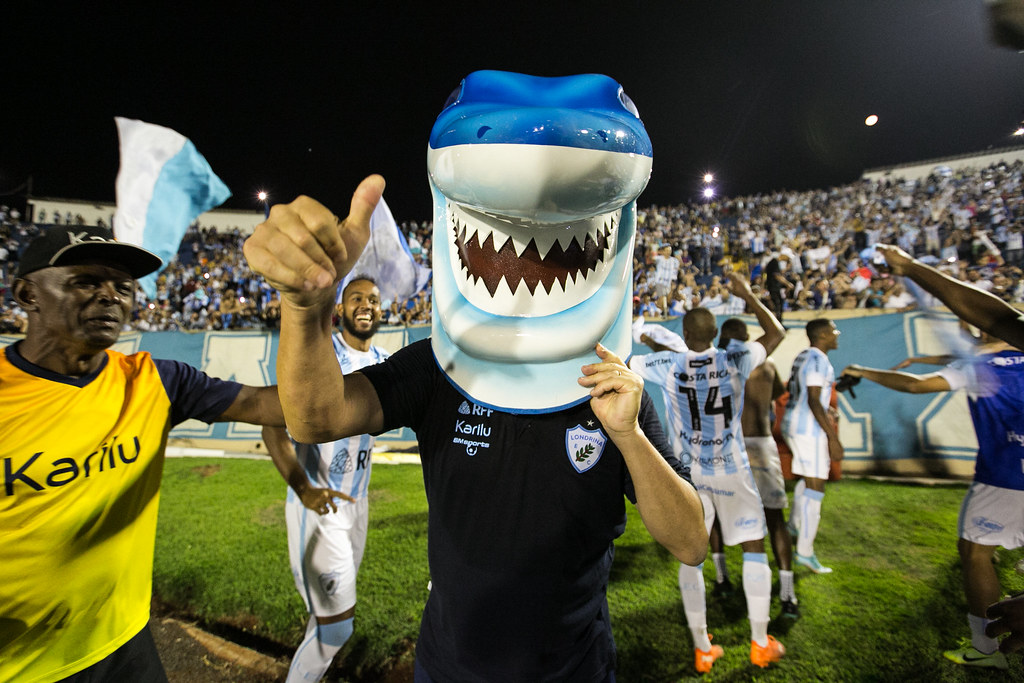 Em jogo movimentado, Grêmio acaba superado pelo líder, no Mineirão